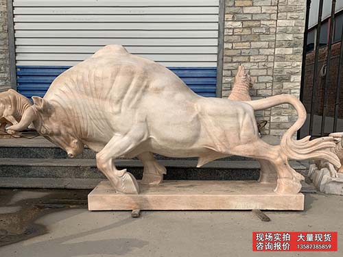 晚霞红石雕公牛图片 支持定做石雕动物雕塑